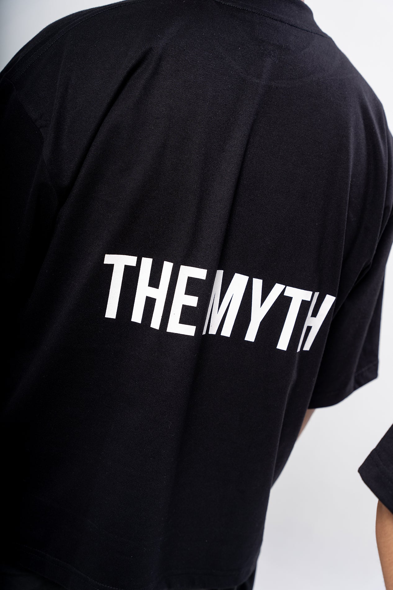 OG LOGO BOXY FIT CROPPED TEE - BLACK