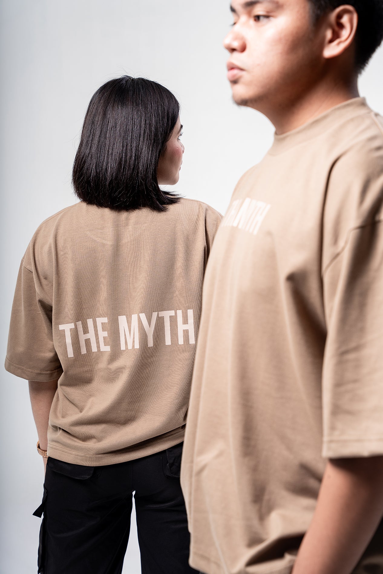 OG LOGO BOXY FIT CROPPED TEE - MOCHA