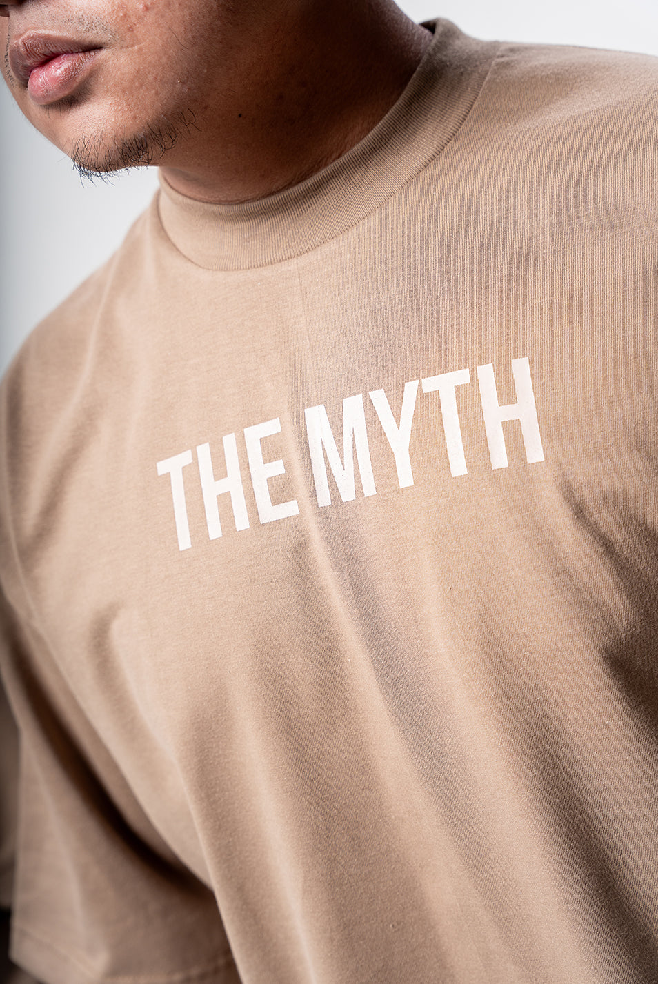 OG LOGO BOXY FIT CROPPED TEE - MOCHA